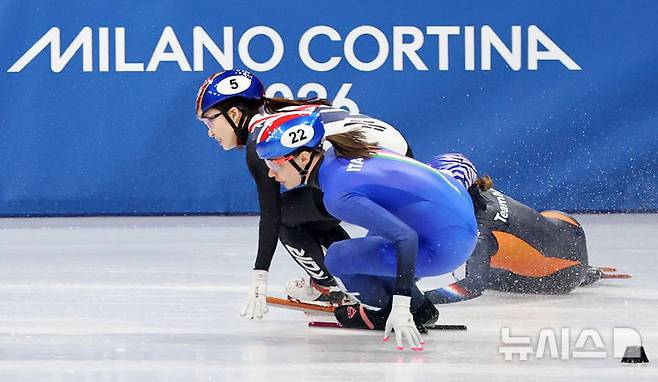 [밀라노=뉴시스] 박주성 기자 = 18일(현지 시간) 이탈리아 밀라노 아이스 스케이팅 아레나 경기장에서 열린 2026 밀라노·코르티나담페초 동계올림픽 쇼트트랙 여자 3000m 계주 결승에서 최민정이 역주하고 있다. 2026.02.19. park7691@newsis.com