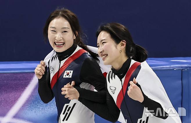 [밀라노=뉴시스] 김근수 기자 = 쇼트트랙 김길리가 18일(현지 시간) 이탈리아 밀라노 아이스스케이팅 아레나에서 열린 2026 밀라노·코르티나 담페초 동계올림픽 여자 쇼트트랙 3000m 계주 결승에서 금메달을 차지하자 최민정과 기뻐하고 있다. 2026.02.19. ks@newsis.com