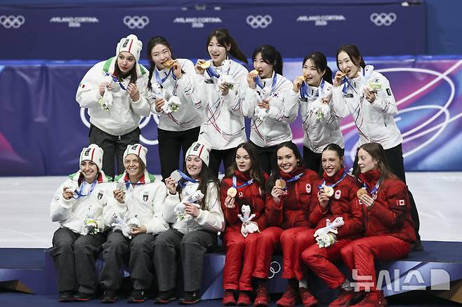[밀라노=뉴시스] 김근수 기자 = 여자 쇼트트랙 대표팀이 18일(현지 시간) 이탈리아 밀라노 아이스스케이팅 아레나에서 열린 2026 밀라노·코르티나 담페초 동계올림픽 여자 쇼트트랙 3000m 계주 시상식에서 금메달을 받고 기뻐하고 있다. 2026.02.19. ks@newsis.com