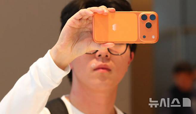 [서울=뉴시스] 김혜진 기자 = 19일 서울 중구 명동 애플스토어에서 고객들이 애플 신제품 아이폰17 시리즈를 살펴보고 있다. 2025.09.19. jini@newsis.com