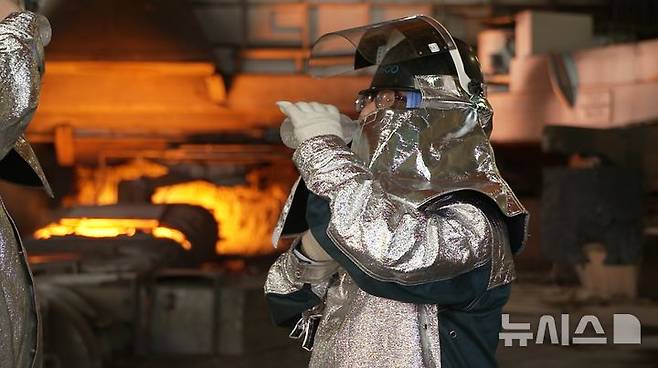 [포항=뉴시스] 안병철 기자 = 포스코 포항제철소 내 용광로에서 근로자들이 더위를 식히기 위해 얼음물을 마시고 있다.(사진=포스코 제공) 2025.07.07. photo@newsis.com