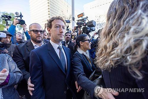 재판 출석하는 저커버그 마크 저커버그 메타 최고경영자(CEO)가 18일(현지시간) 미국 로스앤젤레스에서 진행되는 사회관계망서비스(SNS) 중독 관련 재판에 증인으로 출석하고 있다. [Getty Images via AFP=연합뉴스 제공]