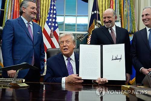 인공지능(AI) 육성 관련 행정명령에 서명한 도널드 트럼프 미국 대통령 [AP 연합뉴스 자료사진]