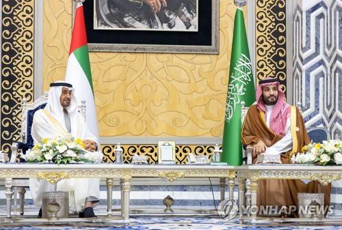셰이크 무함마드 빈 자이드 알 나흐얀 아랍에미리트 대통령과 무함마드 빈살만 사우디아라비아 왕세자 [EPA 연합뉴스 자료사진]