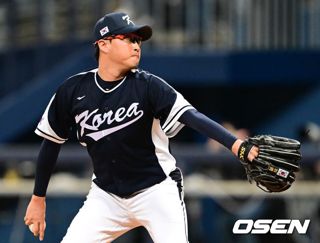 [OSEN=고척, 최규한 기자] 월드베이스볼클래식(WBC) 대표팀이 3일 서울 고척스카이돔에서 SSG 퓨처스팀과 연습경기를 가졌다.&nbsp;5회말 마운드에 오른 대표팀 투수 박세웅이 힘차게 공을 뿌리고 있다. 2023.03.03 / dreamer@osen.co.kr