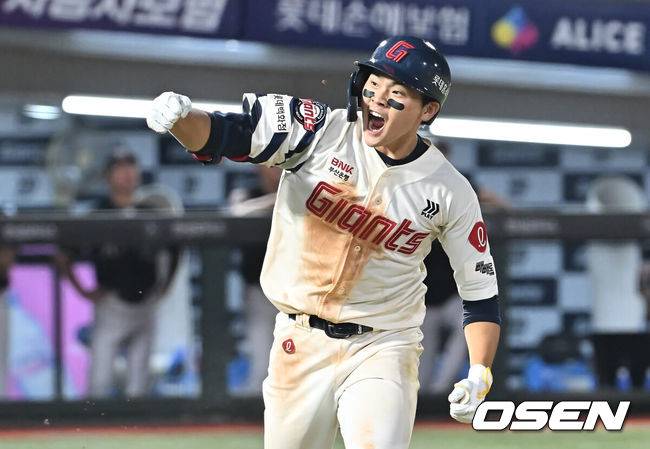 [OSEN=부산, 이석우 기자] 28일 부산 사직야구장에서 2025 신한 SOL 뱅크 KBO 리그 롯데 자이언츠와 KT 위즈의 경기가 열렸다. 홈팀 롯데는 감보아가, 방문팀 KT는 헤이수스가 선발 출전했다.롯데 자이언츠 박찬형이 연장 10회말 우월 동점 솔로 홈런을 치고 포효하고 있다. 2025.08.28 / foto0307@osen.co.kr