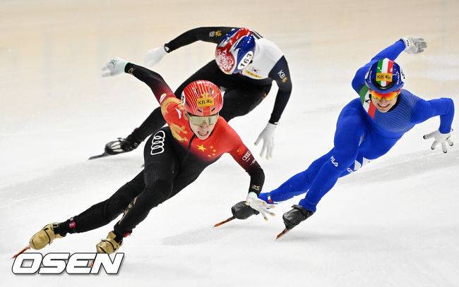 [OSEN=민경훈 기자] 12일 서울 목동 아이스링크에서 '2023 KB금융 국제빙상경기연맹(ISU) 쇼트트랙 세계선수권대회' 본선 경기가 진행됐다.남자 5000m 계주 결승전에서 중국 린샤오쥔(한국명 임효준)이 마지막 코너를 돌며 질주를 하고 있다. 2023.03.12 / rumi@osen.co.kr