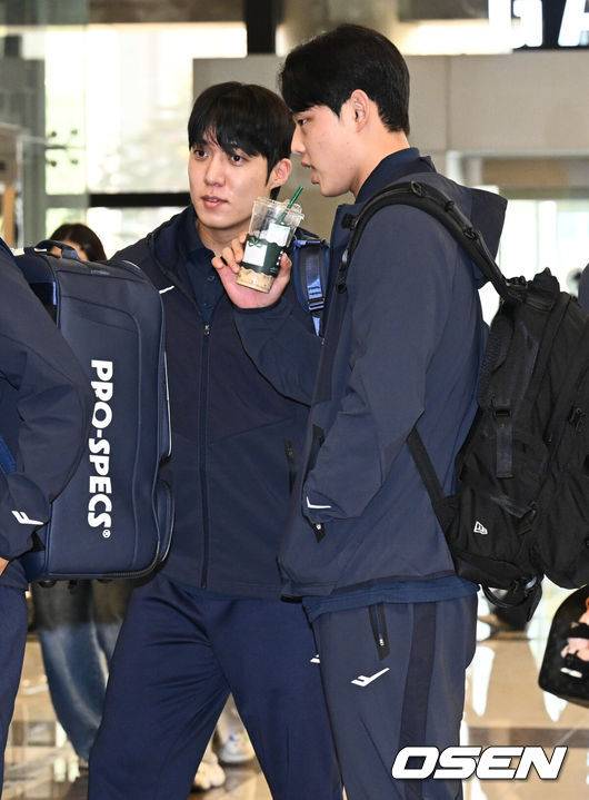 [OSEN=김포공항, 조은정 기자]류지현 감독이 이끄는 대한민국 야구 대표팀이 12일 김포국제공항을 통해 일본 도쿄로 출국했다.대표팀은 오는 15~16일 양일에 걸쳐 도쿄돔에서 일본 대표팀과 평가전 2경기를 치른다.원태인, 문동주가 출국장으로 향하고 있다. 2025.11.12 /cej@osen.co.kr
