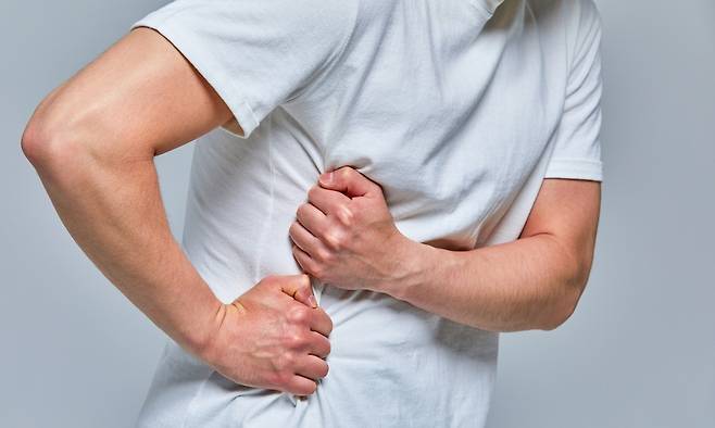 옆구리 통증을 호소하는 남성의 모습. 게티이미지뱅크
