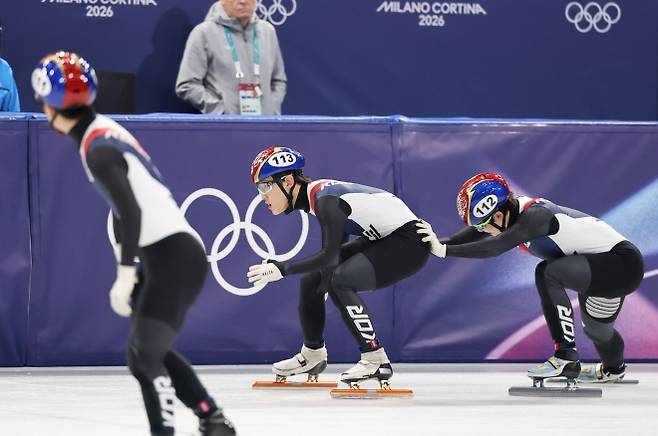 한국 쇼트트랙 국가대표 이준서가 16일(한국시간) 이탈리아 밀라노 아이스스케이팅 아레나에서 열린 2026 밀라노·코르티나담페초 동계올림픽 남자 5000m 계주 준결선에서 임종언을 밀고 있다. 밀라노 뉴스1