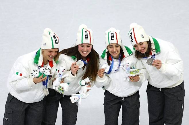 이탈리아 여자 쇼트트랙 대표팀이 19일(한국시간) 이탈리아 밀라노 아이스스케이팅 아레나에서 열린 2026 밀라노·코르티나담페초 동계올림픽 여자 계주 3000m 은메달을 목에 걸며 기뻐하는 모습. 이들이 입은 옷의 가격은 670유로(약 114만원)다. 밀라노 로이터 연합뉴스