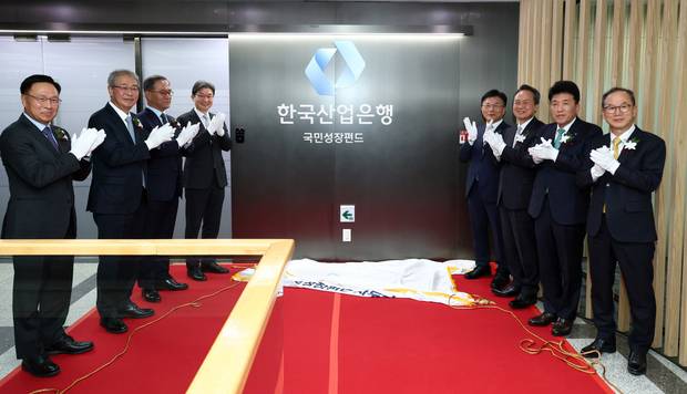 이억원(왼쪽 네번째) 금융위원장이 지난해 11월 17일 오후 서울 여의도 산업은행  국민성장펀드 사무국 앞에서 국민성장펀드의 성공을 위한 금융기관 간 업무협약식을 마친 뒤 박상진(왼쪽 다섯 번째) 산업은행 회장 및 5대 금융지주 회장과 현판식을 하고 있다. 조태형 기자