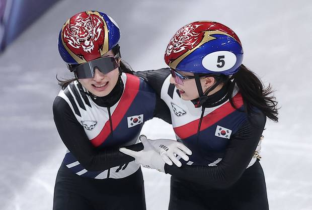 한국 쇼트트랙 대표팀의 김길리(왼쪽)와 최민정이 18일(현지 시간) 이탈리아 밀라노 아이스스케이팅 아레나에서 열린 2026 밀라노·코르티나담페초 동계올림픽 쇼트트랙 여자 3000m 계주 결승에서 금메달을 확정지은 후 기쁨을 나누고 있다. 뉴스1