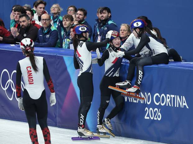 한국 여자 쇼트트랙 대표팀의 김길리(가운데)와 최민정(오른쪽), 심석희가 18일(현지 시간) 이탈리아 밀라노 아이스스케이팅 아레나에서 열린 2026 밀라노·코르티나담페초 동계올림픽 쇼트트랙 여자 3000m 계주 결승에서 금메달을 확정지은 후 기쁨을 나누고 있다.  뉴스1