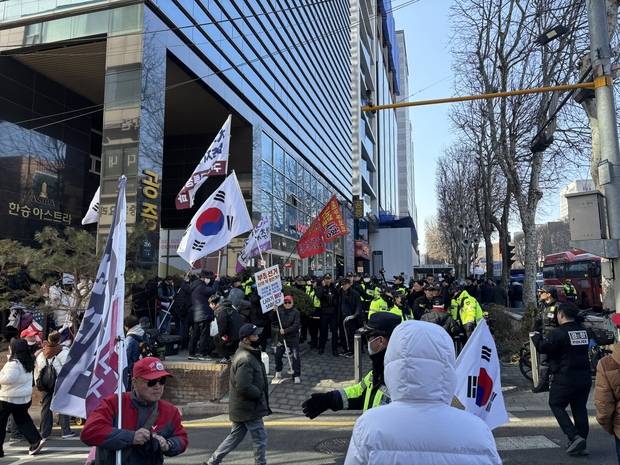 19일 오전 9시께 서울 서초구 정곡대로 일대에 모인 윤석열 전 대통령 지지자들이 태극기와 피켓을 흔들고 있다. 박지우 견습기자