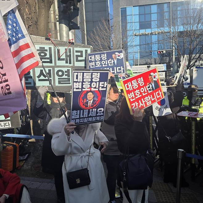 2026년 2월19일 서울 서초구 서울중앙지방법원 동문 앞에 모인 윤석열 전 대통령 지지자들의 모습. 사진은 윤 전 대통령에 대한 내란우두머리 혐의 1심 선고 직후 상황 ⓒ시사저널 이태준