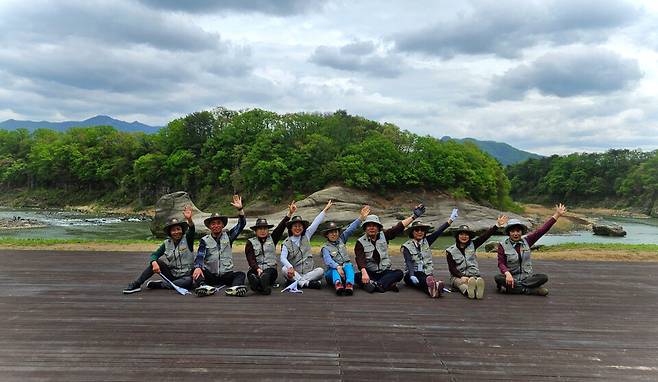 지질해설사들이 지질 명소를 배경으로 기념촬영을 하고 있다.&nbsp;ⓒ 포천시 제공