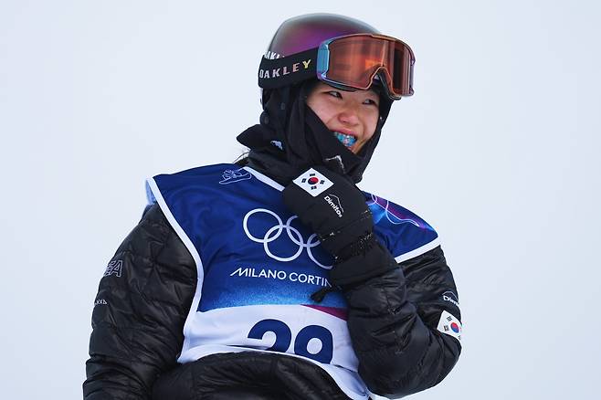 유승은이 19일(한국시간) 리비뇨 스노파크에서 열린 스노보드 여자 슬로프스타일 결선에서 연기를 마친 뒤 웃고 있다. 리비뇨ㅣAP뉴시스