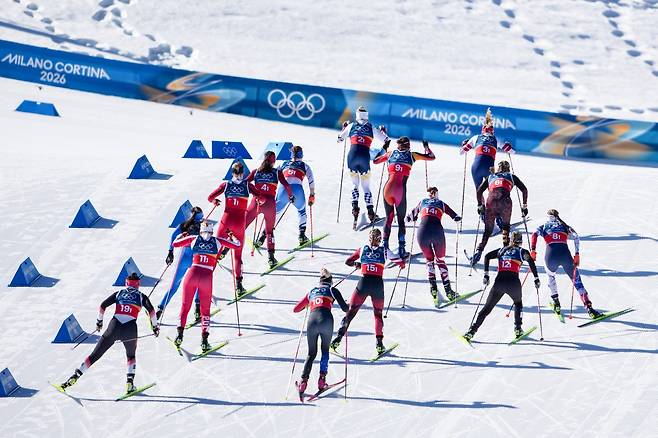 18일(한국시간) 이탈리아 테세로 크로스컨트리 스키 스타디움서 진행된 2026밀라노·코르티나담페초동계올림픽 크로스컨트리 스키 여자 팀 스프린트 예선에 출전한 선수들이 설원을 질주하고 있다. 테세로|AP뉴시스