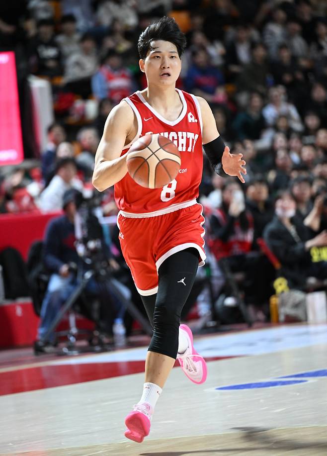 SK 안영준(사진)이 오른쪽 발목을 다친 송교창을 대신해 한국 농구대표팀에 합류한다. 사진제공｜KBL