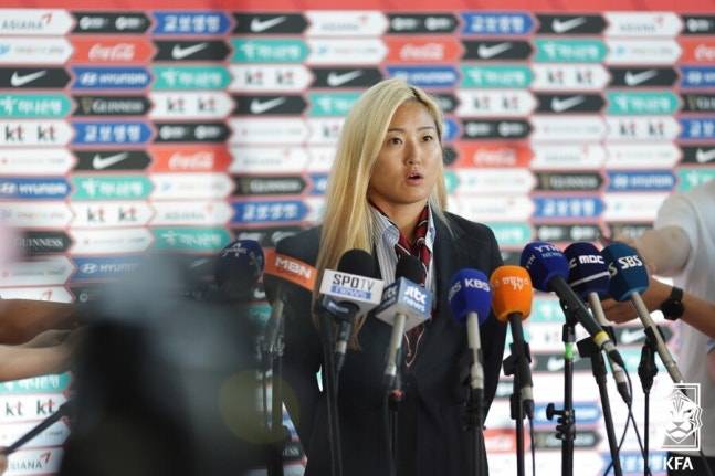 ▲ 비즈니스석 지원을 현실로 이끌어내며 팬들의 관심이 어느 때보다 높아진 가운데 이번 아시안컵은 한국 여자 축구가 진정으로 명품의 반열에 오를 수 있을지 가늠하는 시험대가 될 전망이다. 사진은 2023년 여자 월드컵 출전 당시 단복을 착용한 모습. ⓒ 대한축구협회