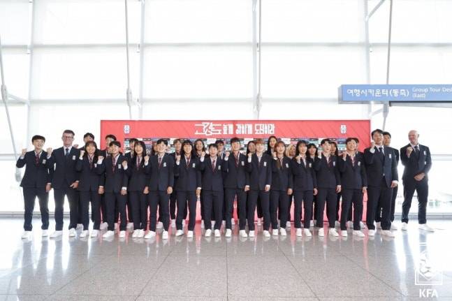 ▲ 비즈니스석 지원을 현실로 이끌어내며 팬들의 관심이 어느 때보다 높아진 가운데 이번 아시안컵은 한국 여자 축구가 진정으로 명품의 반열에 오를 수 있을지 가늠하는 시험대가 될 전망이다. 사진은 2023년 여자 월드컵 출전 당시 단복을 착용한 모습. ⓒ 대한축구협회