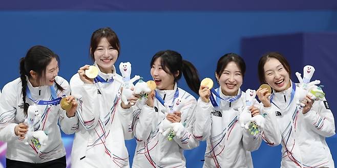 ▲ 이탈리아 밀라노 아이스스케이팅 아레나에서 열린 2026 밀라노-코르티나담페초 동계올림픽 쇼트트랙 여자 3000m 계주 결승에서 금메달을 따낸 한국 선수들이 메달을 목에 걸고 포즈를 취하고 있다. ⓒ연합뉴스