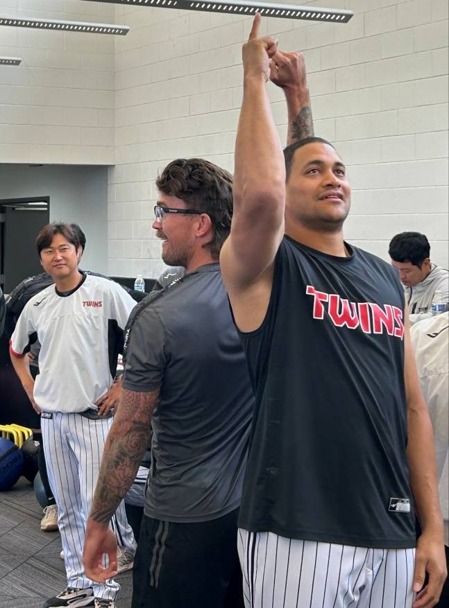 LG 외국인 투수 라클란 웰스(왼쪽)와 요니 치리노스가 18일(한국시간) 미국 애리조나주 스코츠데일에서 열린 2026 LG 스프링캠프에서 가위바위보를 하고 있다. /사진=LG 트윈스 제공