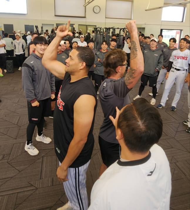 LG 외국인 투수 라클란 웰스(중간에서 오른쪽)와 요니 치리노스가 18일(한국시간) 미국 애리조나주 스코츠데일에서 열린 2026 LG 스프링캠프에서 가위바위보를 하고 있다. /사진=LG 트윈스 제공