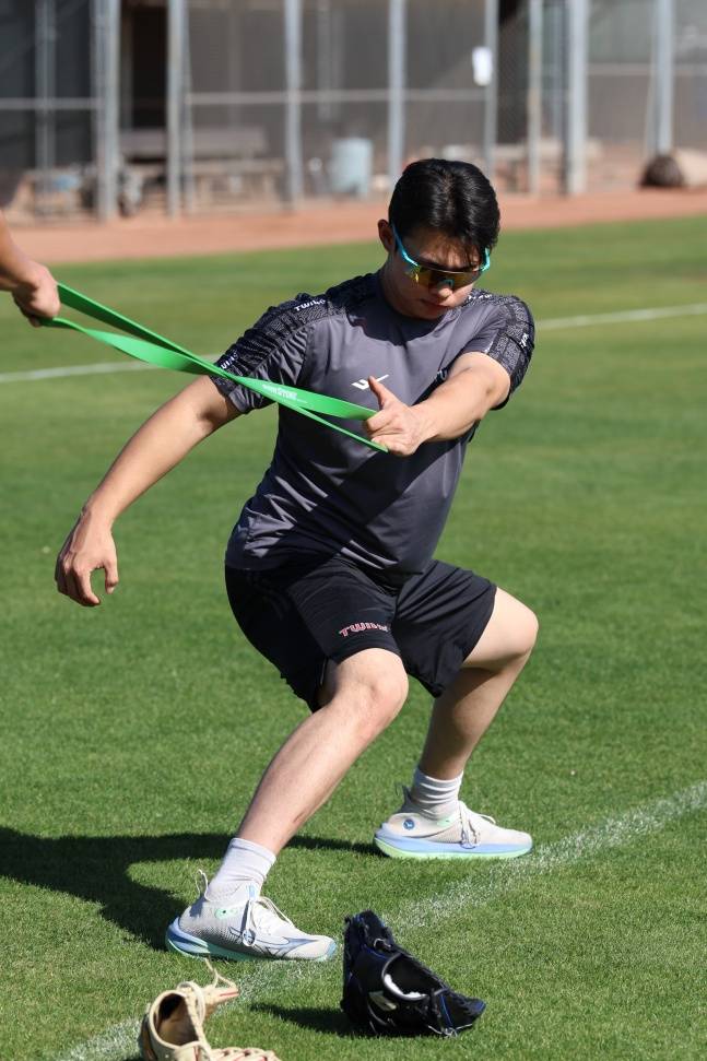 김영우가 최근 미국 애리조나주 스코츠데일에서 열린 2026 LG 스프링캠프에서 스트레칭을 하고 있다. /사진=LG 트윈스 제공