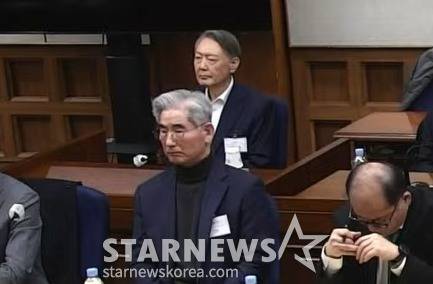 (서울=뉴스1) = 윤석열 전 대통령이 19일 오후 서울 서초구 서울중앙지방법원에서 열린 12·3 비상계엄 관련 내란 우두머리 혐의 사건 1심 선고공판에 출석해 자리에 앉아 있다. (서울중앙지법 제공. 재판매 및 DB 금지) 2026.2.19/뉴스1 Copyright (C) 뉴스1. All rights reserved. 무단 전재 및 재배포, AI학습 이용 금지. /사진=(서울=뉴스1)