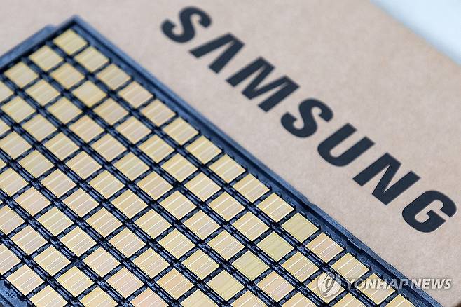 삼성전자, 세계 최초 HBM4 양산 출하 (서울=연합뉴스) 삼성전자는 12일 인공지능(AI) 산업 핵심 부품인 고대역폭 메모리(HBM)의 6세대 제품 HBM4의 양산 출하를 세계 최초로 시작했다고 밝혔다. 
    애초 삼성전자는 이번 설 연휴 직후 HBM4의 양산 출하를 시작할 예정이었으나, 고객사와 협의를 거쳐 일정을 1주일가량 앞당긴 것으로 알려졌다. 사진은 삼성전자 HBM4 제품. [삼성전자 제공. 재판매 및 DB 금지] photo@yna.co.kr