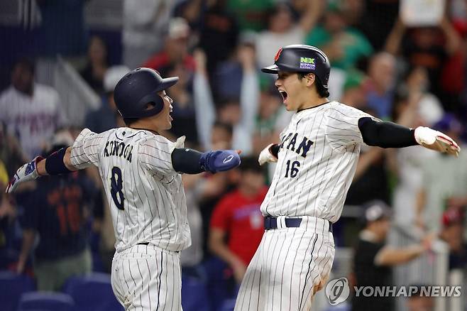 2023년 WBC 당시 곤도(왼쪽)와 세리머니 하는 오타니.  [AFP=연합뉴스]