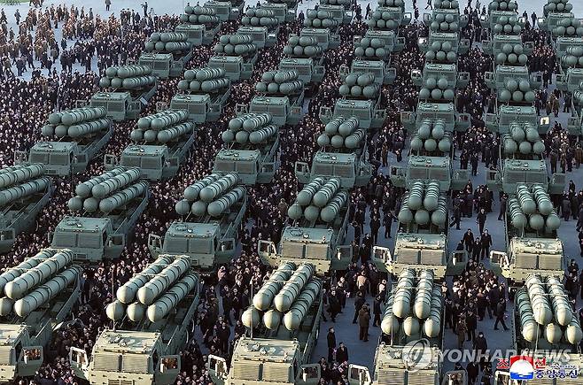 북한, 600mm 대구경 방사포 증정식 진행 (평양 조선중앙통신=연합뉴스) 북한 조선중앙통신은 19일 김정은 국무위원장 참석 하에 "군수노동계급이 조선노동당 제9차대회에 드리는 600mm 대구경 방사포 증정식 2월 18일 수도 평양에서 성대히 거행"됐다고 보도했다. 2026.2.19 
    [국내에서만 사용가능. 재배포 금지. For Use Only in the Republic of Korea. No Redistribution] nkphoto@yna.co.kr