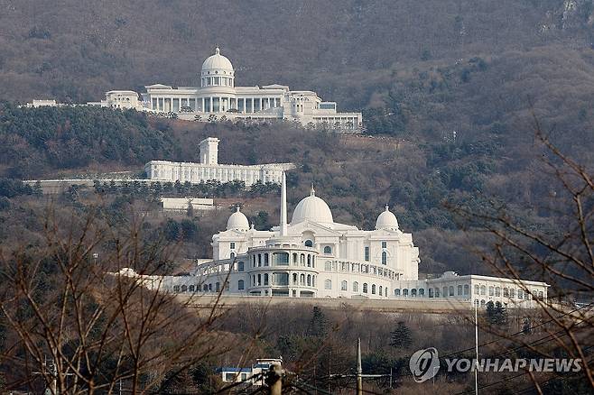 '정치권 쪼개기 의혹' 통일교 압수수색 나선 정교유착 합수본 (가평=연합뉴스) 임화영 기자 = 정교유착 비리 의혹을 수사하는 검·경 합동수사본부가 통일교의 '쪼개기 후원' 의혹과 관련해 23일 압수수색이 진행 중인 경기도 가평군 통일교 천정궁. 2026.1.23 hwayoung7@yna.co.kr