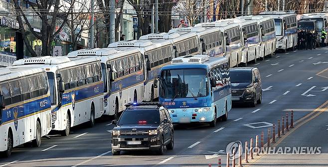 윤석열 1심 무기징역, 구치소 돌아가는 호송 차량 (서울=연합뉴스) 김성민 기자 = 윤석열 전 대통령을 태운 호송차가 19일 서초구 서울중앙지방법원에서 열린 12·3 비상계엄 관련 내란 우두머리 혐의 1심 선고공판 뒤 법원을 떠나 구치소로 돌아가고 있다.
이날 재판부는 윤 전 대통령에게 무기징역을 선고했다. 2026.2.19 ksm7976@yna.co.kr