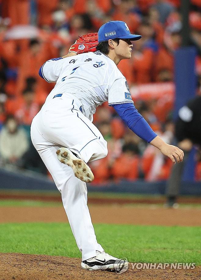 이호성, 역투 (대구=연합뉴스) 윤관식 기자 = 22일 대구 삼성라이온즈파크에서 열린 2025 프로야구 KBO리그 포스트시즌 플레이오프 4차전 한화 이글스와 삼성 라이온즈의 경기. 8회초 삼성 이호성이 역투하고 있다. 2025.10.22 psik@yna.co.kr