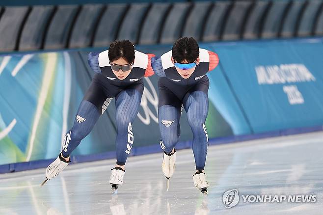 훈련하는 정재원-조승민 (밀라노=연합뉴스) 서대연 기자 = 2026 밀라노-코르티나담페초 동계올림픽을 사흘 앞둔 3일(현지시간) 이탈리아 밀라노 스피드스케이팅 스타디움에서 스피드스케이팅 정재원(오른쪽)과 조승민이 훈련하고 있다. 2026.2.4 dwise@yna.co.kr