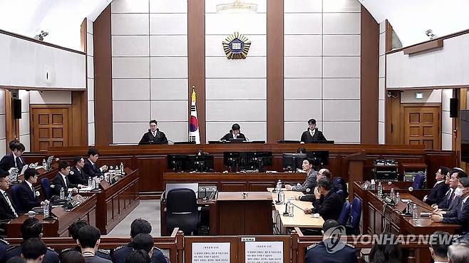 '내란 우두머리 혐의' 윤석열 1심 선고공판 (서울=연합뉴스) 19일 서초구 서울중앙지방법원에서 12·3 비상계엄 관련 윤석열 전 대통령에 대한 내란 우두머리 혐의 1심 선고공판이 열리고 있다.
    이날 서울중앙지법 형사합의25부(지귀연 부장판사)는 윤 전 대통령에게 무기징역을 선고했다. 2026.2.19 [서울중앙지법 제공. 재판매 및 DB 금지] photo@yna.co.kr