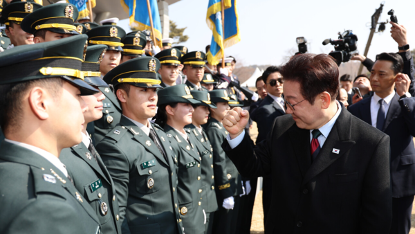 임관 사관생도 격려하는 이재명 대통령. 연합뉴스