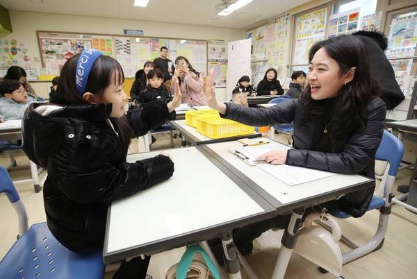 5일 오전 대구 동구 팔공 초등학교에서 열린 예비 소집에서 학교를 찾은 입학 예정의 어린이들이 선생님과 첫인사를 나누고 있다. 연합뉴스