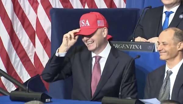 MAGA가 연상되는 모자를 쓰고 활짝 웃는 인판티노 FIFA 회장