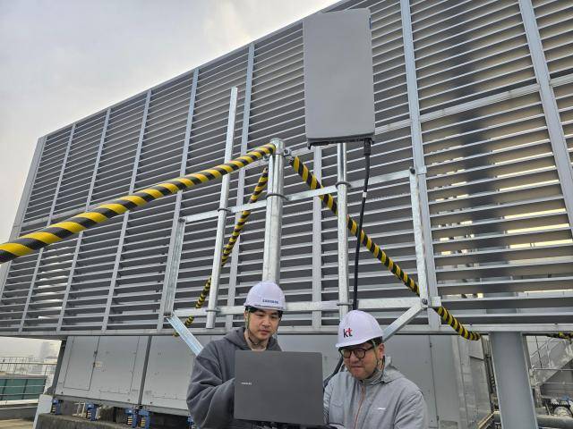 삼성전자 차세대통신연구센터와 KT 연구진이 서울 우면동 소재 삼성전자 서울R&D캠퍼스에서 초고집적 다중 안테나 기술을 검증하고 있다. [사진=삼성전자]