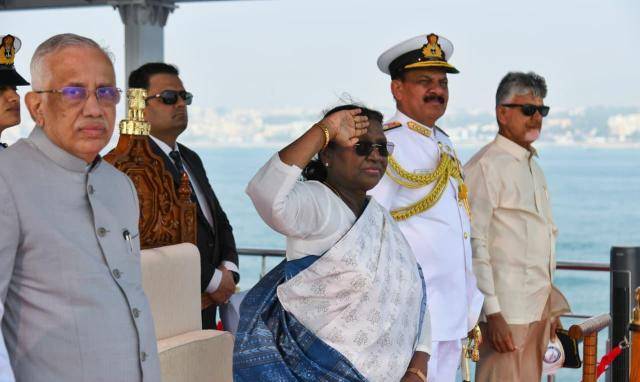 드라우파디 무르무 인도 대통령 (오른쪽에서 세번째)이 2월 18일 비카파트남에서 열린 2026 국제함대사열(IFR)에서 해상 사열을 하며 경례하고 있다. [사진=인도 국방부 제공]