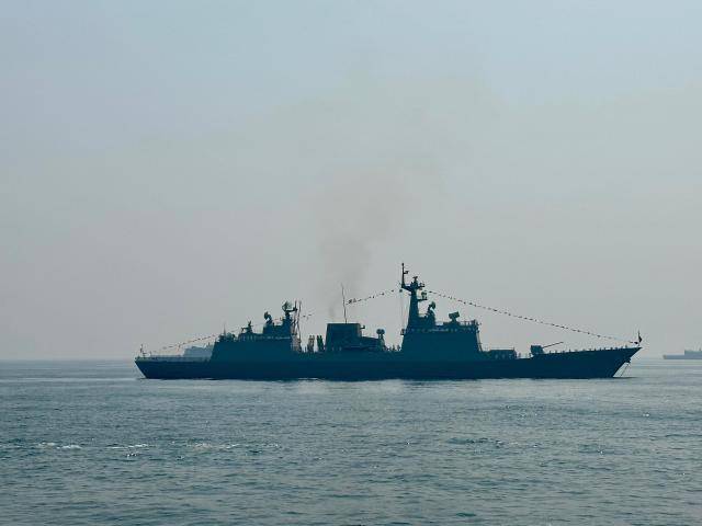 대한민국 해군 4,400톤급 구축함 강감찬함(DDH-II)이 2월 18일 비카파트남 해상에서 열린 2026 국제함대사열(IFR)에 참가해 항해하고 있다. [사진=김희수 기자]