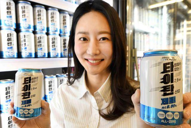 모델이 ‘홈플러스 메가 푸드 마켓 라이브’ 강서점에서 무알콜 맥주 ‘타이탄 제로’를 소개하고 있다 사진홈플러스