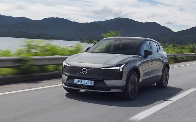 볼보 EX30과 EX30CC의 가격이 700만원 이상 인하돼 소비자들의 관심이 뜨거울 것으로 전망된다. / 볼보자동차코리아