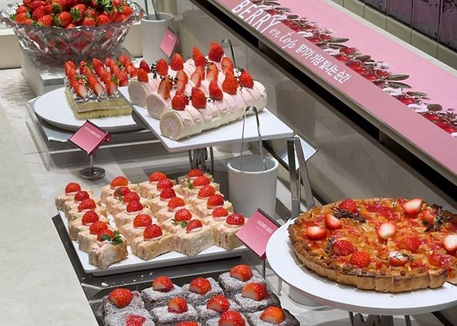 애슐리퀸즈 딸기 축제 메뉴. [사진=이랜드이츠]