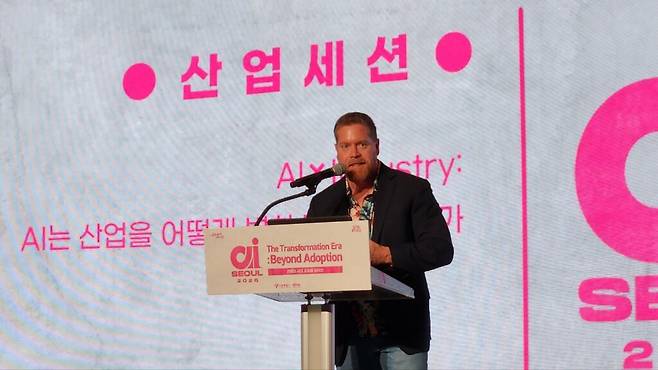 화이트 이사가 특히 강조한 맥락은 ‘에이전트 경제’다. 에이전트가 도구를 호출하고, 서로 협상하고, 거래하는 세상에서는 에이전트-에이전트 통신과 도구 연동을 위한 안정적인 인터페이스가 필수다. 즉 표준이 없다면 ‘고립된 스택’만 늘어난다는 것이 그의 생각이다. (사진=테크42)