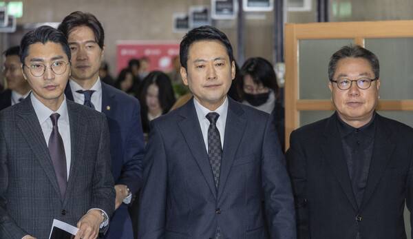 국민의힘 장동혁 대표가 20일 국회에서 윤석열 전 대통령 1심 선고 관련 입장 기자회견을 하기 위해 이동하고 있다. 2026.2.20. 연합뉴스